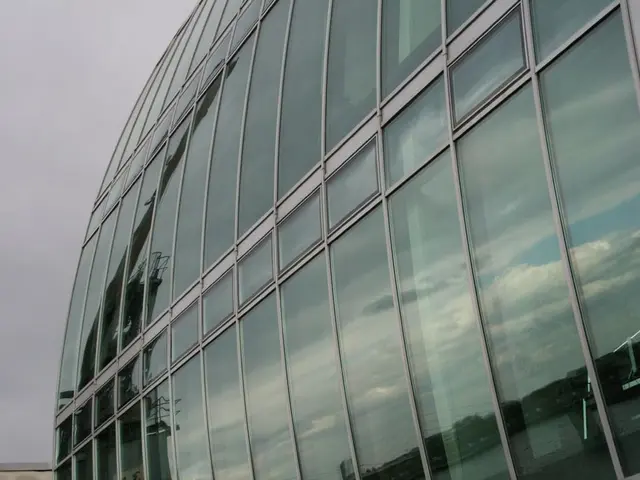 Restyled Lean Leadership: Corporate Advantages from Outsourced Management