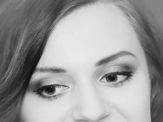 Mastering the Subtle Signs of Self-Assurance Through Zoolander's Body Language Techniques